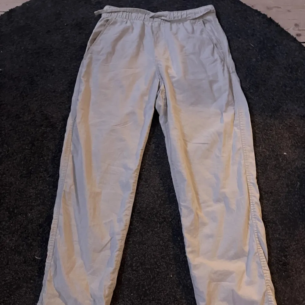 Beige byxor i linmix från H&M. Bra skick använda några gånger förra sommaren men har en liten fläck på fickan på baksidan. Säljer därför att jag har köpt ett annat par linnebyxor. Köpta för 400 kr. Skriv om ni har frågor eller funderingar😊👍. Jeans & Byxor.