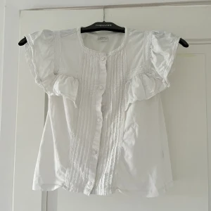 zara blus - säljer denna söta blus från zara🩷🩷strk 152 men passar xs-s!!