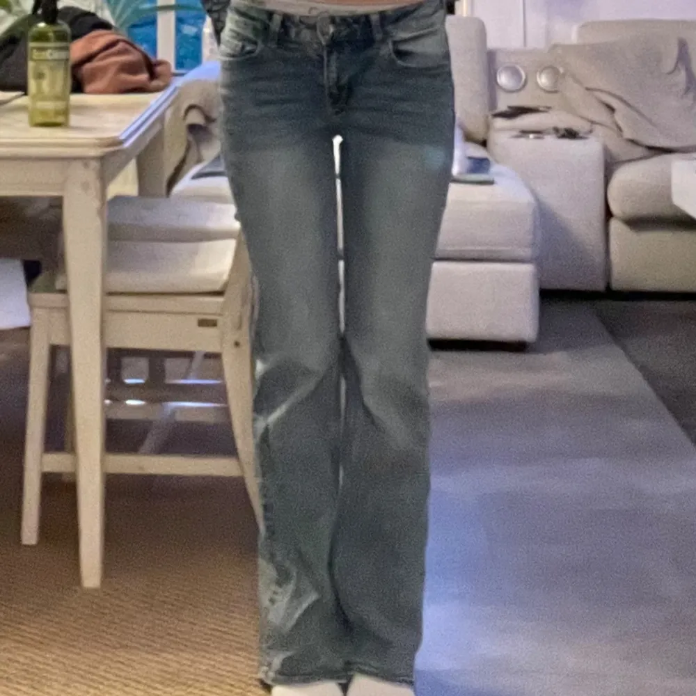 Fina bootcut jeans från H&M, passar mig som är 170 cm perfekt. . Jeans & Byxor.