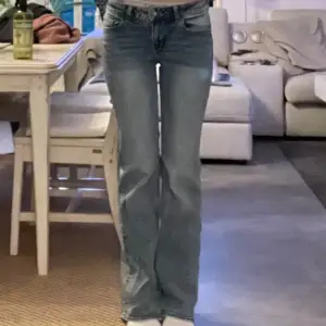 Fina bootcut jeans från H&M, passar mig som är 170 cm perfekt. 