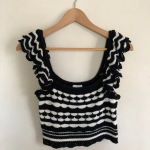 H&M Cropped Top - Fint linne från H&M i stickat blå vit randigt tyg.  Scallop volanger på armarna.