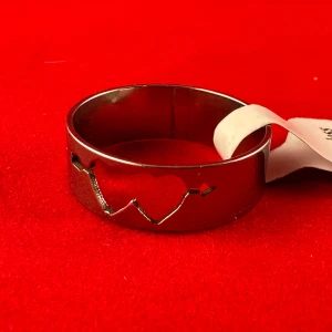 Romantisk ring i rostfritt stål - En ring i rostfritt stål med en diameter på ca 19 mm