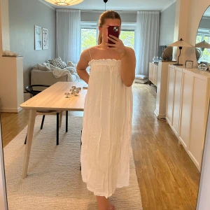 Vit långklänning  - Vit långklänning från H&M! Aldrig använd, banden går att justera!💕Storlek XS men passar mig som har S också!