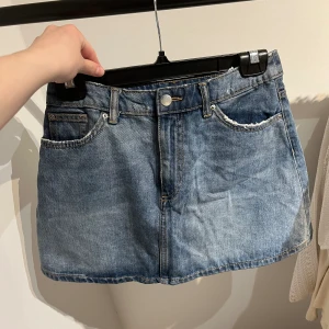 Blå jeanskjol - Blå jeanskjol i strl 34