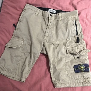 Stone island shorts  - Bästa skick samt knappt använda, passar för någon som är runt 170cm, bara legat i garderoben och blivit försmå därav försäljning, skick 9/10, knappt använda 