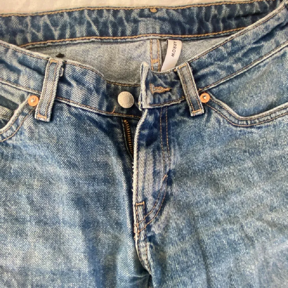säljer dessa supersnygga jeansen från weekday. Jeans & Byxor.
