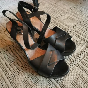 Träklackar pier one  - Snygga Träklackar från Pier One. Svart läder. Storlek 37. Klackhöjden är 10cm, i och med att de har platå så blir den egentliga höjden 7cm ✨