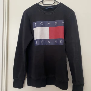 Sweatshirt  - En sweatshirt från Tommy Hilfiger i storlek L.