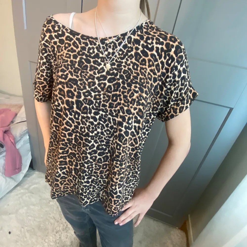 Säljer en leopard t shirt från only i storlek S!✌🏼✌🏼priset kan diskuteras❤️. T-shirts.