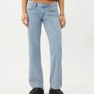  Weekday jeans i modellen Arrow Low i färgen summer blue. Säljer då de tyvärr inte kommer till användning. Bra skick då de inte har använts mkt.  Köpta för 590 kr. Kom privat för fler frågor💕💕