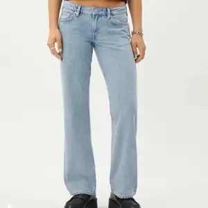  Weekday jeans i modellen Arrow Low i färgen summer blue. Säljer då de tyvärr inte kommer till användning. Bra skick då de inte har använts mkt, en liten defekt på vänster ben men syns inte så mycket. Köpta för 590 kr. Kom privat för fler frågor💕💕