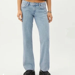 Weekday jeans  -  Weekday jeans i modellen Arrow Low i färgen summer blue. Säljer då de tyvärr inte kommer till användning. Bra skick då de inte har använts mkt.  Köpta för 590 kr. Kom privat för fler frågor💕💕