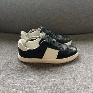 Valentino Flycrew - Säljer ett par riktigt sköna flycrews i storlek 42,5. Nyskick med alla nitar kvar. Hörs i dm. 🙌