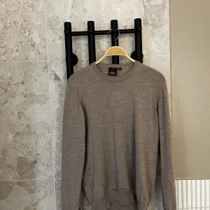 Oscar Jacobsson  - Tjena säljer en Oscar Jacobsson tröja på grund av att jag inte andvänder den. Scicket är 10/10 andvänder ör 2 gånger. Bara o skriva  vid frågor!