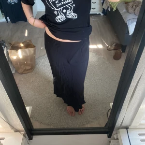 Svart maxikjol - Svart maxikjol som knappt är använd ❤️‍🔥