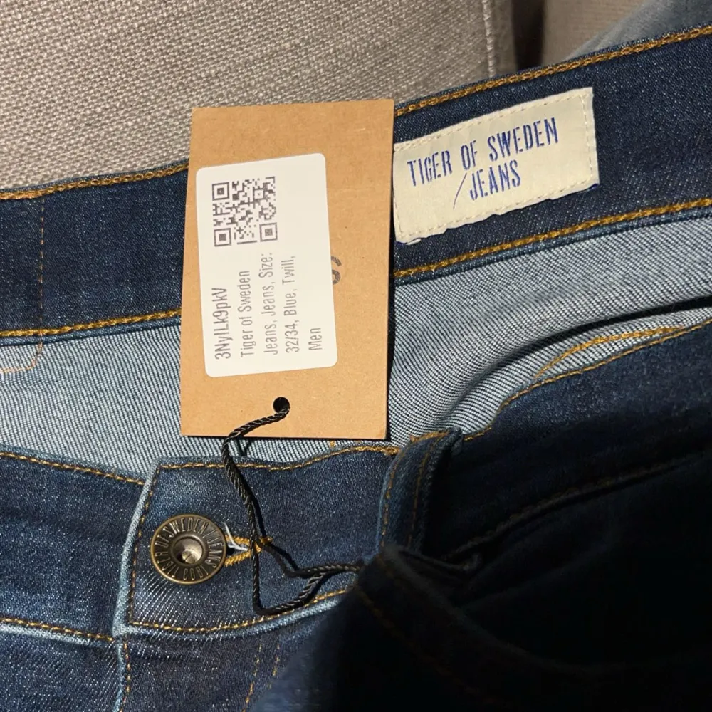 Riktigt fräscha mörkblåa tiger of sweden jeans till mycket bra pris! Säljs då jag hade ett par nästan identiska replay jeans. Lapp kvar på byxorna, bara att fråga om fler bilder vid intresse! . Jeans & Byxor.
