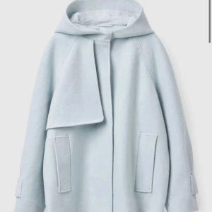 COS kappa - Säljer min ljusblå COS kappa. I mycket fint skick. Köpt för cirka 1200kr men säljer för 800/900kr. Pris kan diskuteras 🥰