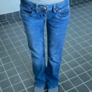 Säljer dessa skit snygga low waist bootcut jeans i nyskick som jag köpte för 915 kr. Storlek: 25/30. Pris kan självklart diskuteras💗💗
