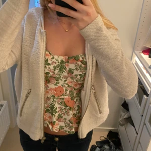 Kofta vit dragkedja stickad  - säljer för 70kr 