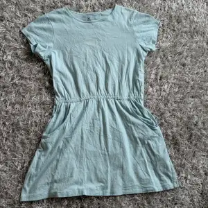 Säljer denna klänning från Åhlens. Jag fick den för flera år sedan men den användes aldrig så den har bara legat i garderoben. Fint skick, den har ljusblå färg med super små vita prickar på. Vid intresse av fler bilder osv,, skicka ett meddelande!💓