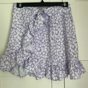 Lila blommig kjol, använd endast fåtal gånger, nyskick. Köpt på Shein.  