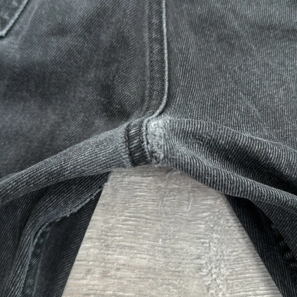 Liten skada visad på bild 3 33/32. Jeans & Byxor.