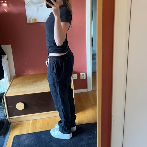 Linnebyxor - Svarta linnebyxor från hm, uppsprättad i botten för att de ska vara längre