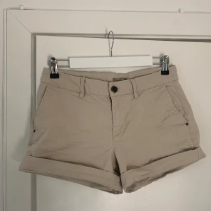 Beiga Shorts  - Mycket gott skick! Perfekta nu till sommaren! Kolla gärna min profil för andra intressanta kläder eller accessoarer😊