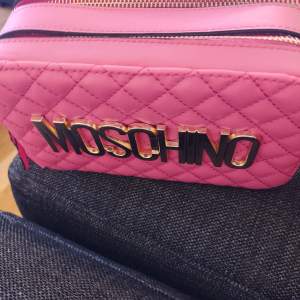 Moschino handväska med Sling. Helt nytt. 