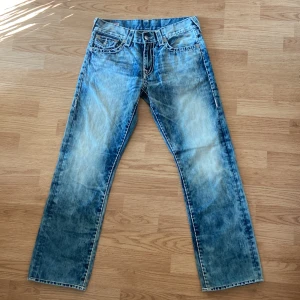 True Religion Jeans  - !skicka bud för snabb affär! Feta true religion Ricky super T jeans. Storlek 32 i midjan, utmärkt skick utan skador. Skriv om ni undrar någonting eller vill om ni vill ha fler bilder 📲