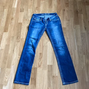 Lågmidjade jeans - Ett par fina lågmidjade jeans i topp skick. W30 och L34, skriv privat för mer info❤️
