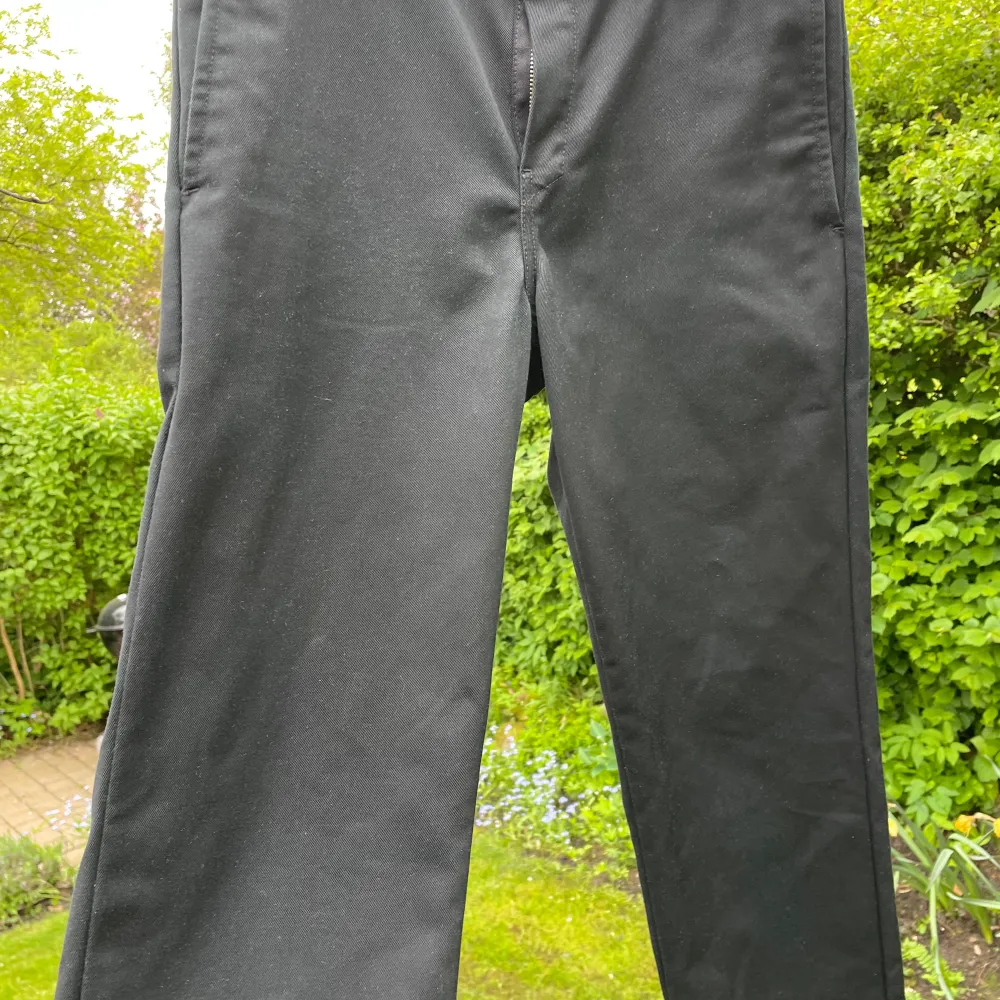 Svarta Carhartt Master Pant i storlek 28x32. Använda men i bra skick. Jeans & Byxor.