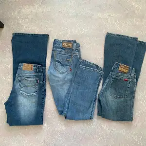 Säljer dessa tre utsvängda jeans, Vill bli av med dem asap🥳‼️ så varje jeans är ENDAST 200KR. passa på o köpa. storlekar 31/33 i mitten 27/32 till höger 29/31