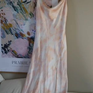 Klänning från Ginatricot  - Jättefin somrig klänning, klänningen har små defekter men inget som man lägger märket till. 💞