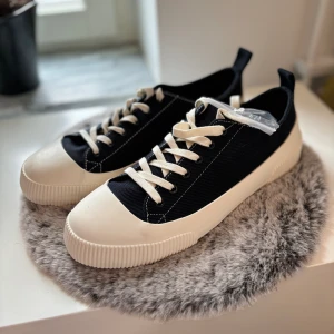 Cos - Sneakers navy Cos storlek 44 helt nya. 
