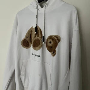 palm angels - palm angels tröja i bra skick, finns en liten fläck men den försvinner när den tvättas  Pris 740kr 