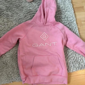 Gant hoodie - Säljer denna super fina rosa gant hoodien, den är nästan aldrig använt 🩷🩷strl 164