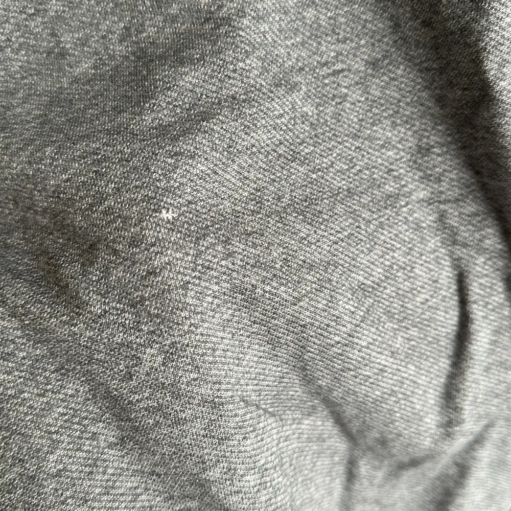 Grå och svart T-shirt från j.Lindeberg   storlek medium Material: bomull  Liten skada som knappt syns på framsidan, i övrigt felfritt skick . T-shirts.