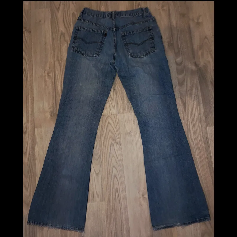 Lågmidjade bootcut jeans i använt skick.. Jeans & Byxor.