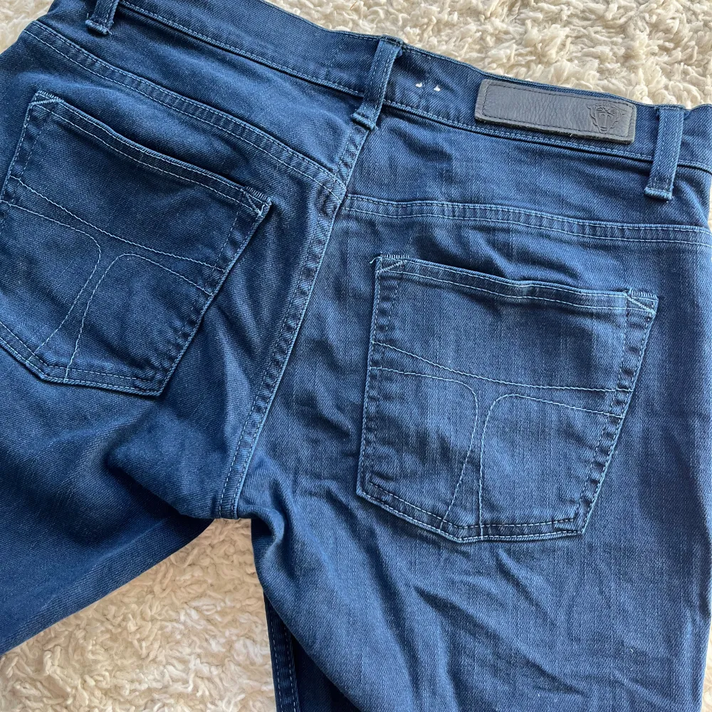 super fina tiger of sweden jeans i fint skick, väldigt lågmidjade med en slits vid foten, strl 30/32 och passar perfekt på mig som har 38, 199kr 🤝. Jeans & Byxor.