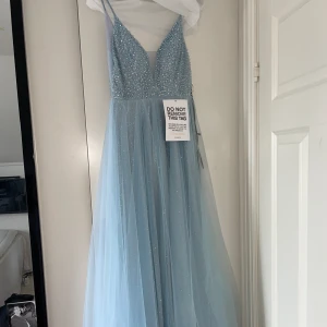 Balklänning  - Superfin blå balklänning från mascara! Glitter över hela ink kjolen. Storlek xs men sitter nog mer som en s, går hela vägen till till marken för mig som blir 175 men klackar☺️nyskick, enbart testad en gång. Nypris 2500