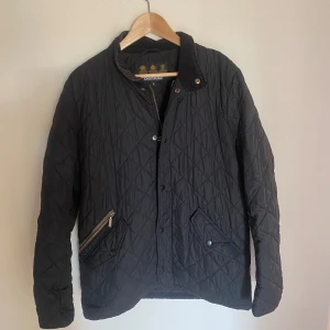 Barbour jacka - En riktigt fräsch Barbour jacka i väldigt bra skick i storlek M. Nypris ca 2000kr, skick 9/10 Pris går att diskutera ✅