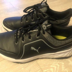 Puma golfskor - Strlk. 39 innermått 25 cm. Golfskor i fint skick. Nypris 1200kr. Kan rengöras vid köp🧼 Tveka inte att fråga vid funderingar☺️ 