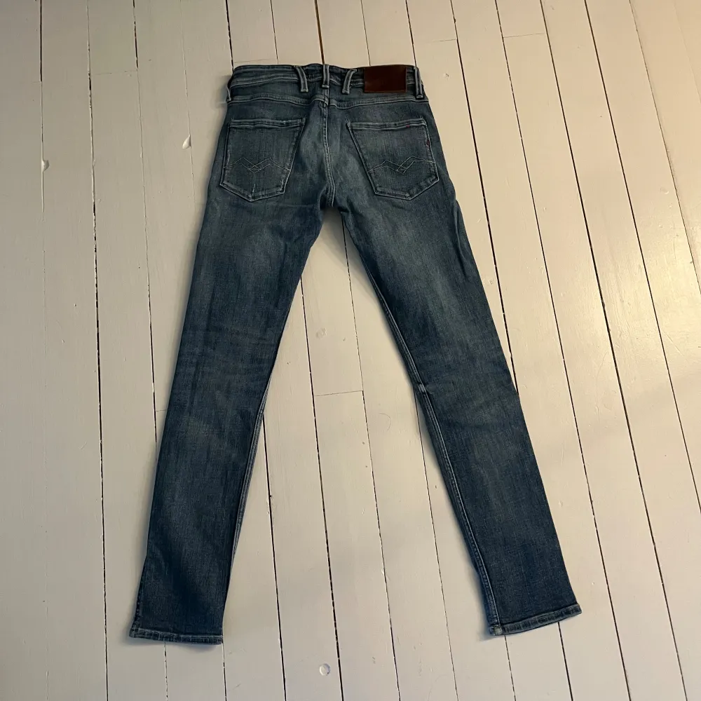 Ett par snygga replay jeans i modellen ”anbass” | skick 9/10 | nypris ca 1600 kr | modellen är 174 cm och väger ca 54 | vid ytterligare funderingar är det bara att skriva🙌🏼. Jeans & Byxor.