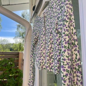 Kofta - Supersöt och skön blommig kofta från zara.  Färger: vit, lila och grön Pris: 65kr