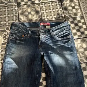 Säljer dess lågmidjade bootcut jeans då de är för små! Köpta på second hand för 500kr men säljer billigare för att jag vill bli av med dem❤️storleken är liten så jag skulle säga att den passar w26/w25 även fast det står w27!!!!hör av er vid frågor!❤️💗