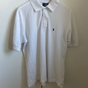 Polo sport Piké  - Säljer denna snygga och somriga pikétröja från märket Polo sport, som är Ralph laurens golfmärke. Passar perfekt till en golfrunda, men även till en varm sommardag. Tröjan har storlek L, och vid minsta fundering är det bara att höra av sig!