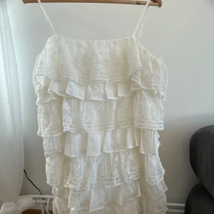 Studentklänning - Säljer denna as trendiga studentklänningen som är slutsålt överallt ❤️kontakta för mer info och priset kan diskuteras 