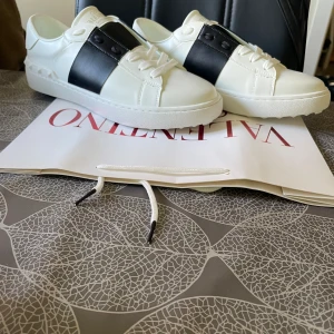 Valentino skor  - Säljer dessa svarta valentino opens som är köpta här på Plick men passade mig ej så jag säljer dessa inprincip helt nya för ett dunder pris skicket är 10/10 medföljer även box och påse