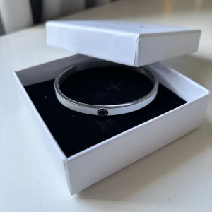 Armband  - Skit snyggt armband som från BY JOLIMA. Själjer pga tubbletter💕 Kostar 500, säljer för 380